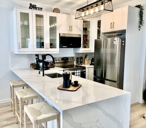 Refrigerador, microondas, horno y parrilla de estufa 