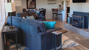 Smart TV, fireplace, books - Gypsy by the Bay with Fireplace (North Bend)