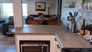 Coffee/tea maker, fridge, microwave, stovetop - Gypsy by the Bay with Fireplace (North Bend)