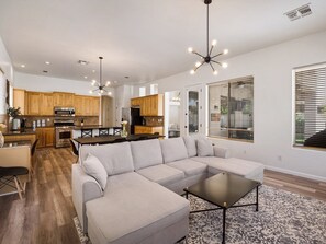 Smart-tv, videospelletjes, tafelvoetbal en een tafeltennistafel