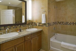 Vasca, asciugacapelli, asciugamani, sapone