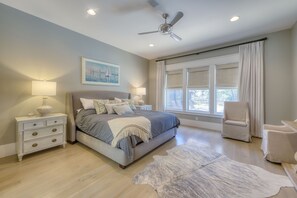 4 bedrooms, desk, iron/ironing board, free WiFi - Peaceful escape 2 blocks from beach, short walk to Seaside (Santa Rosa Beach)