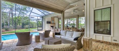 Smart TV, chimenea y impresora