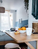 Refrigerador, microondas, placa de cocina, cafetera expreso