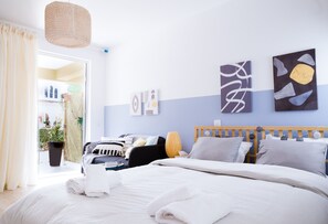 Estudio de diseñador | Muebles diferentes, espacio para trabajar con laptop y wifi gratis 