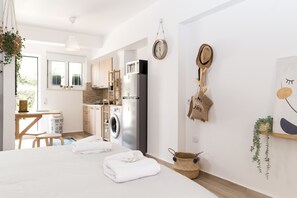 Design Studio | Private kitchen | Fridge, microwave, stovetop, espresso maker