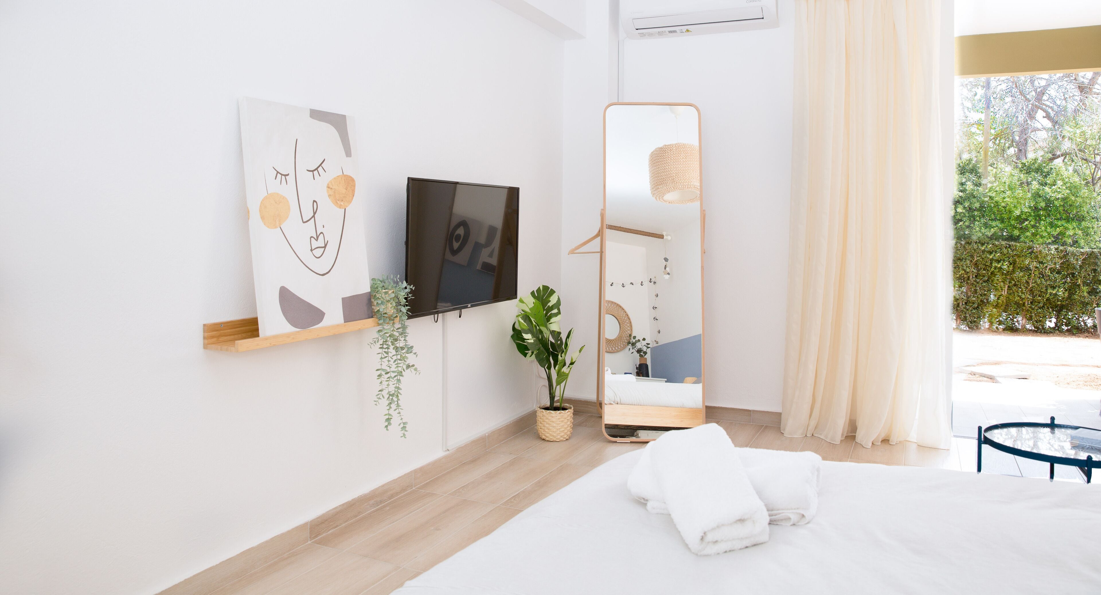 Design Studio | Individually furnished, laptop workspace, free WiFi, bed sheets