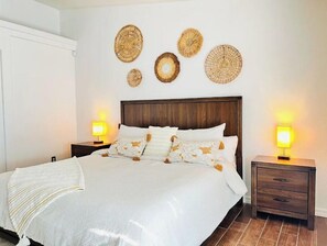 3 bedrooms, free WiFi, bed sheets - PARADISE Vacation Home w/ RV Parking (Lake Havasu City)