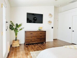 3 bedrooms, free WiFi, bed sheets - PARADISE Vacation Home w/ RV Parking (Lake Havasu City)