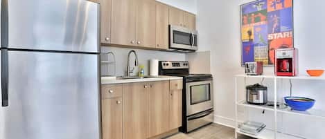 Frigorífico, microondas, horno y placa de cocina