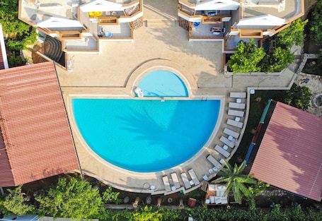 Seasonal outdoor pool, open 8:00 AM to 8:00 PM, pool umbrellas