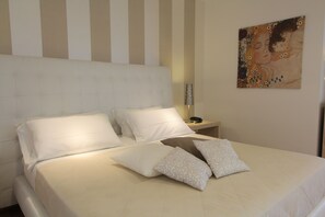 Deluxe Suite | Meja, ruang kerja komputer riba, seterika/papan seterika, Wi-fi percuma 