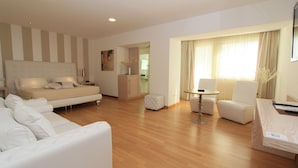 Deluxe Suite | Desk, laptop workspace, iron/ironing board (on request), WiFi (free) - Hotel Miralago (Sperlonga)