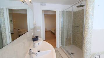 Suite Deluxe | Bagno | Doccia, bidet, asciugamani, sapone