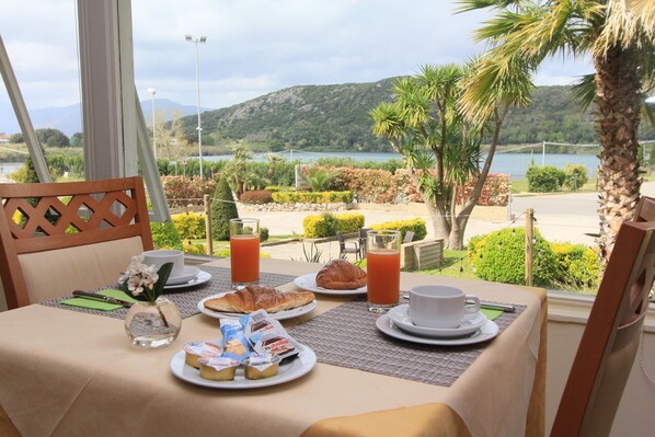 Free daily buffet breakfast - Hotel Miralago (Sperlonga)