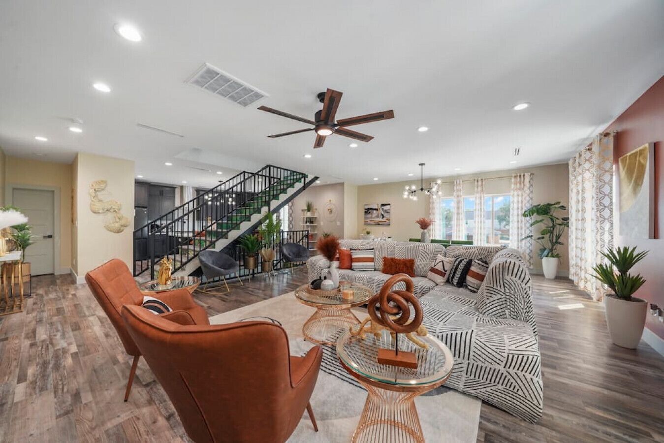 Een smart-tv, een open haard, een tafeltennistafel en een stereo