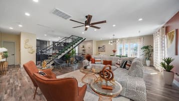 Een smart-tv, een open haard, een tafeltennistafel en een stereo