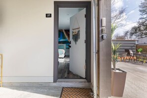 Exterior detail - Both Units · Luxury Htx High-rise Hottest Ctrl Area + King Beds (Houston)