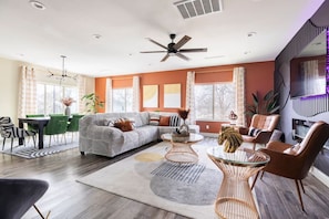 Smart TV, chimenea, tenis de mesa y estéreo 