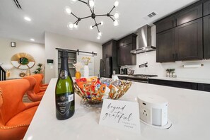 Fridge, microwave, oven, stovetop - Both Units · Luxury Htx High-rise Hottest Ctrl Area + King Beds (Houston)