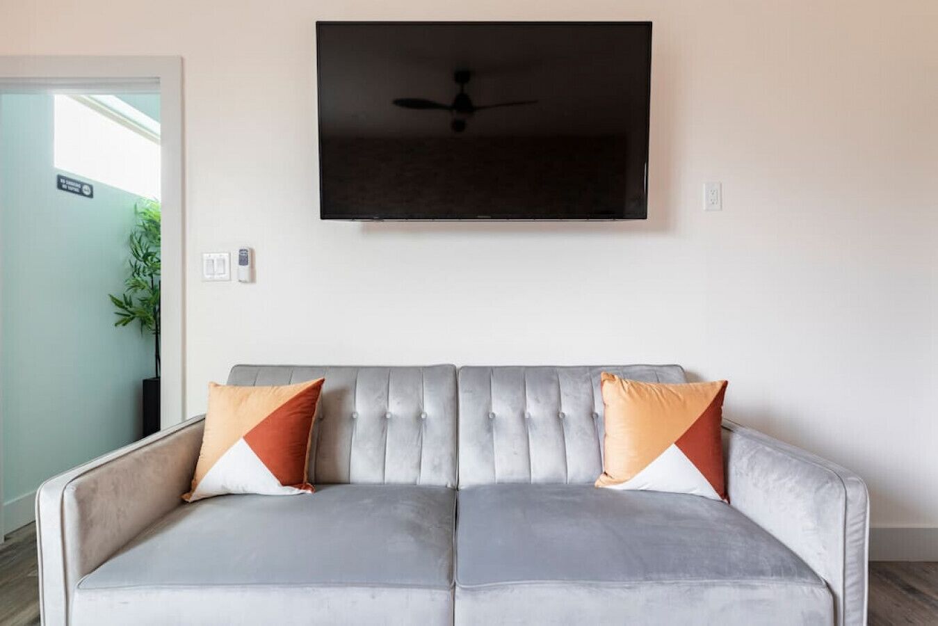 Smart TV, fireplace, ping pong, stereo