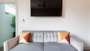 Smart TV, fireplace, ping pong, stereo