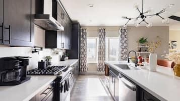 Een koelkast, een microgolfoven, een oven, een kookplaat