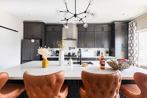 Fridge, microwave, oven, stovetop - Both Units · Luxury Htx High-rise Hottest Ctrl Area + King Beds (Houston)