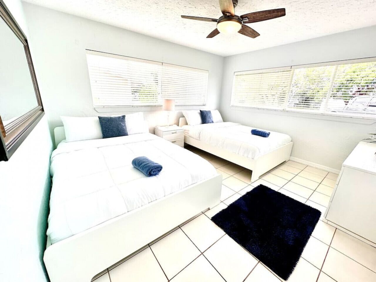 4 habitaciones, tabla de planchar con plancha y cuna de viaje 