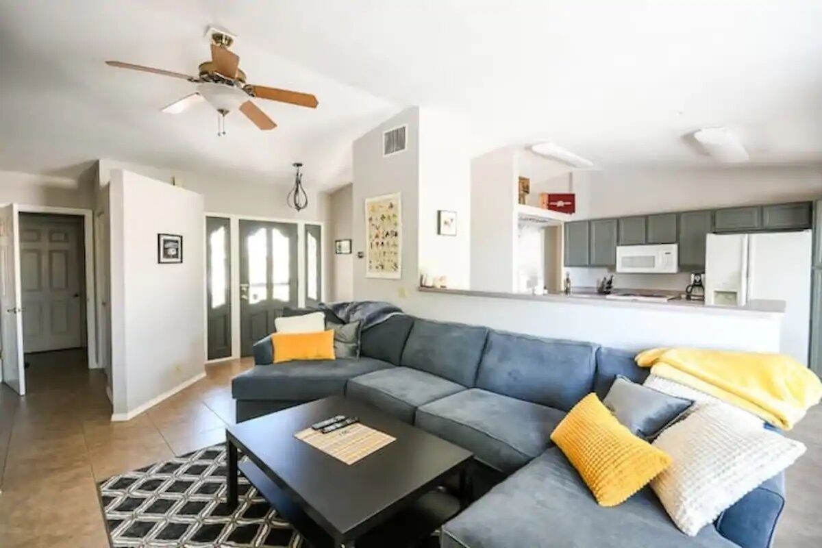 TV connectée, cheminée, lecteur de DVD, livres