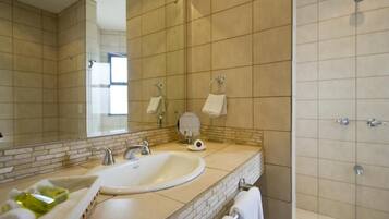 Douche, sĂšche-cheveux, serviettes fournies, savon