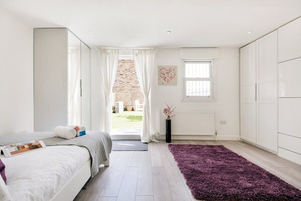 2 bedrooms, desk, iron/ironing board, internet