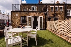 Outdoor dining - The Armadale Road Residence I (London)