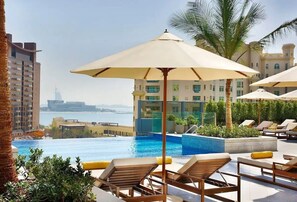 Outdoor pool - Luxury Studio at high rise Palm Tower - 5 min from the beach (دبي)