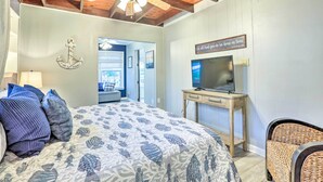 A bedroom with a bed, a television, and a ceiling fan. - Waterfront Home: Spectacular On-Site Fishing! (Panacea)