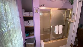 Combined shower/bathtub, towels, shampoo