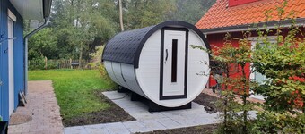 ~ Color magic red in Conneforde ~ with large terrace, garden, sauna, 