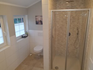 Shower, hair dryer, towels, soap - ~ Color magic red in Conneforde ~ with large terrace, garden, sauna,  (Wiefelstede)