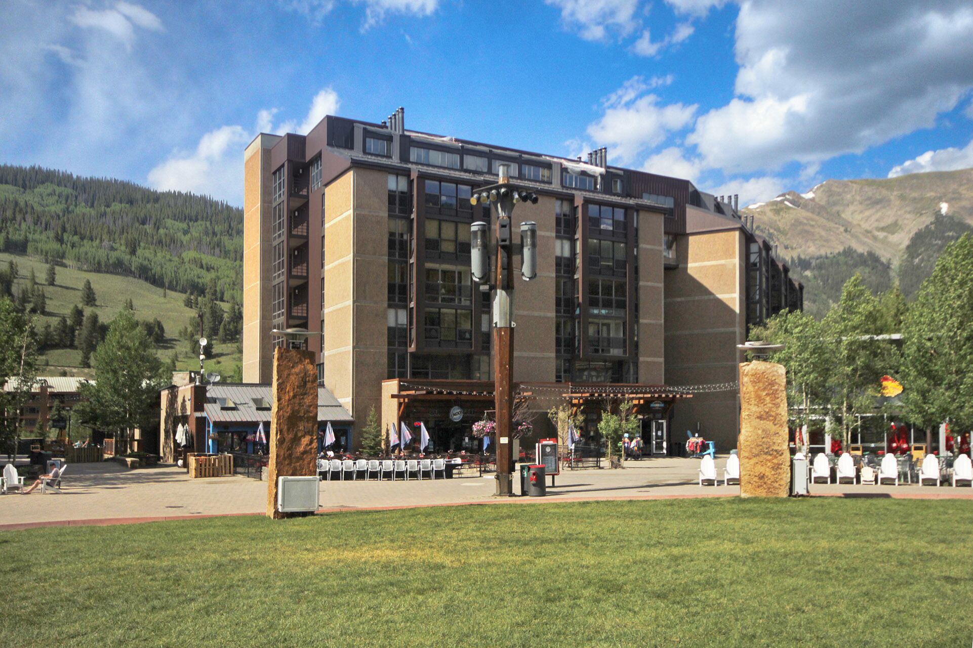 Center Village Hotel Room Ski in/Ski out Steps to the American Eagle chairlifts Outdoor Hot tub
