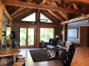 Una Smart TV, una chimenea, un reproductor estéreo