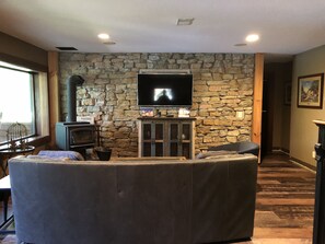 Una Smart TV, una chimenea, un reproductor estéreo