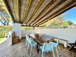 Outdoor dining - VILAMOURA TRADITIONAL VILLA WITH POOL by HOMING (Vilamoura)