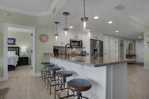 Condo, Plusieurs lits, baignoire à remous | Cuisine privée | Réfrigérateur, four à micro-ondes, un four, surface de cuisson