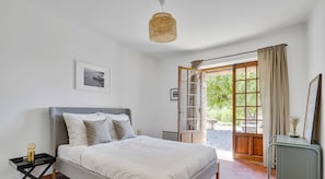5 bedrooms, iron/ironing board, WiFi, bed sheets