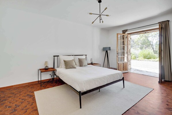 5 bedrooms, iron/ironing board, WiFi, bed sheets