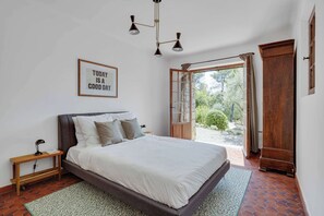 5 quartos, ferros/tábuas de passar roupa, Wi-Fi, roupa de cama