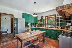 Coffee/tea maker, fridge, microwave, oven
