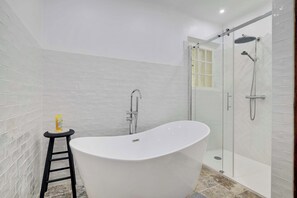 Badewanne, Haartrockner, HandtĂŒcher