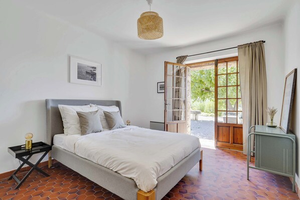 5 bedrooms, iron/ironing board, WiFi, bed sheets