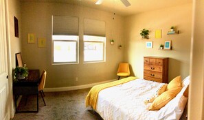 1 bedroom, desk, iron/ironing board, free WiFi - Modern Desert Home in Quiet Community. 5 minutes to endless trails (Ivins)